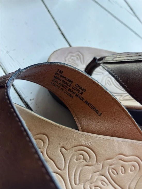 b.o.c Born Concept Brown Leather Flip Flop Sandals Womens Size 7M Comfort Floral - Picture 2 of 6